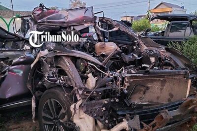 Honda CRV Tabrakan Truk Di Tol Semarang: Sopir Diduga Mengantuk, 3 Korban Diduga Berkeluarga